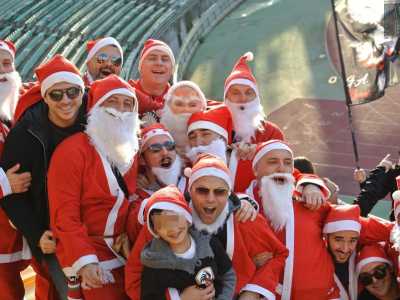 Si va al riposo con un risultato che sembra ormai scontato. Una ventina di spettatori vestiti da Babbo Natale si mettono in posa per una foto di gruppo...
